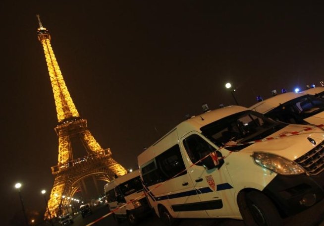 Turnul Eiffel a fost evacuat, sâmbătă seară, din cauza unei alerte false cu bombă