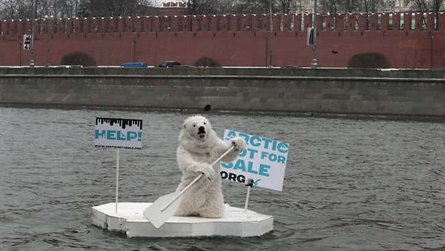Un activist Greenpeace deghizat în urs polar a protestat la Kremlin, în apărarea Arcticii