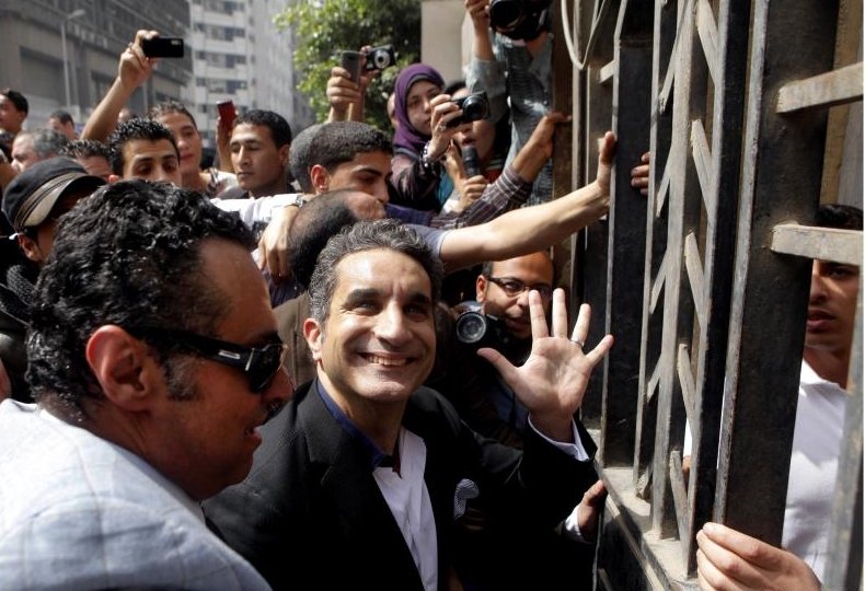 Un umorist egiptean arestat pentru ofensă adusă preşedintelui Morsi, eliberat pe cauţiune la presiunea simpatizanţilor