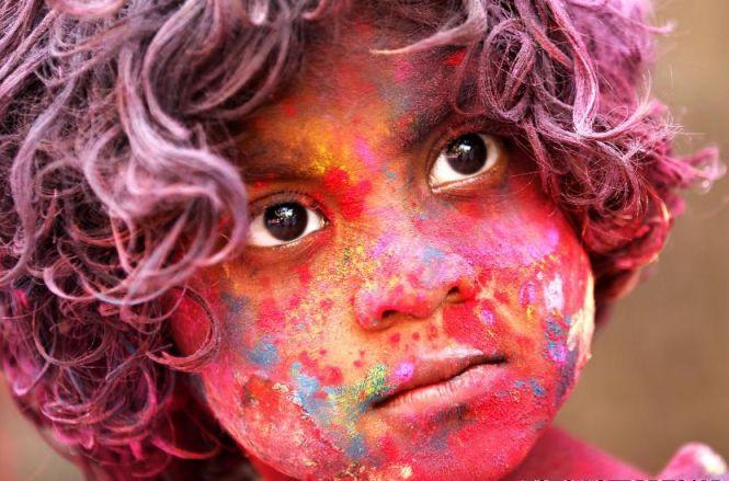Veselie şi extaz vizual, într-o lume gri. Imagini senzaţionale de la Festivalul Holi al Culorilor 201224