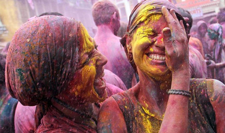 Veselie şi extaz vizual, într-o lume gri. Imagini senzaţionale de la Festivalul Holi al Culorilor 201225