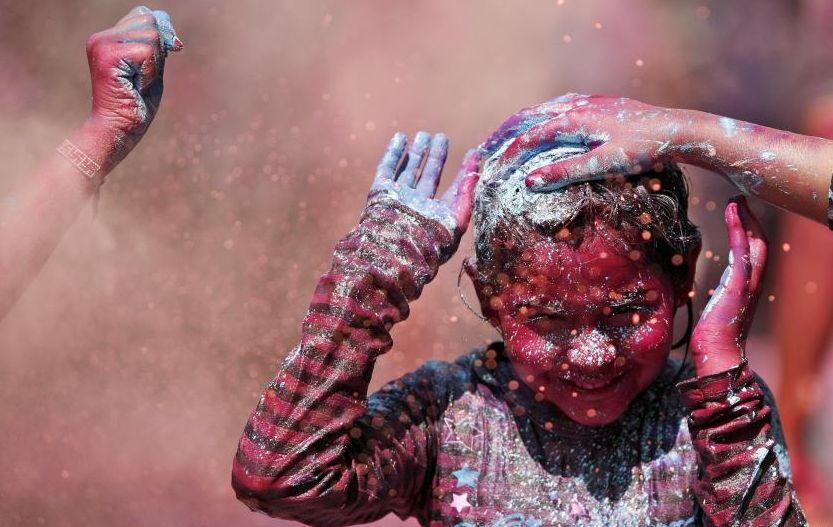 Veselie şi extaz vizual, într-o lume gri. Imagini senzaţionale de la Festivalul Holi al Culorilor 201226