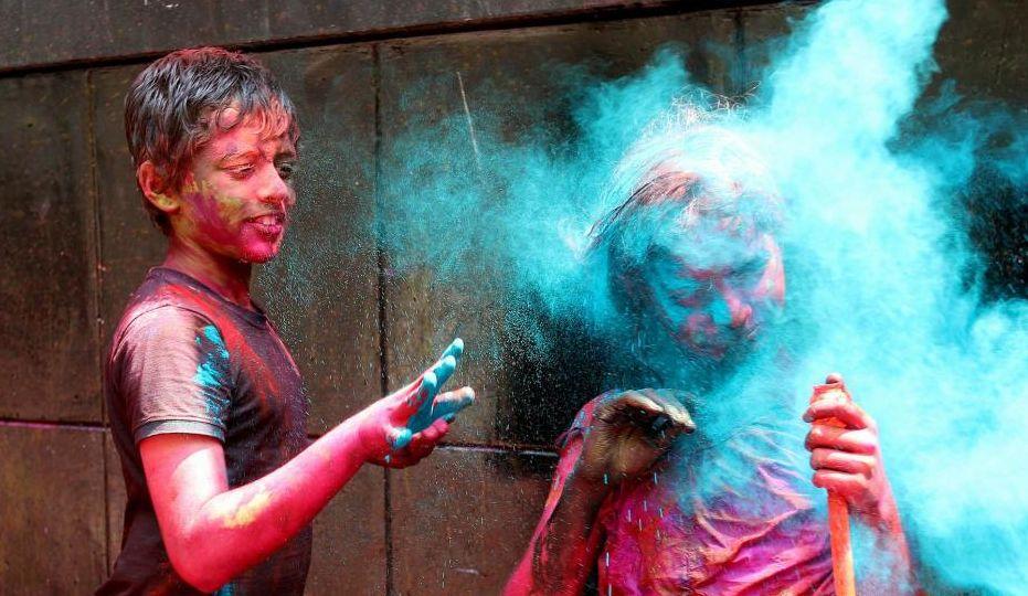 Veselie şi extaz vizual, într-o lume gri. Imagini senzaţionale de la Festivalul Holi al Culorilor 201227