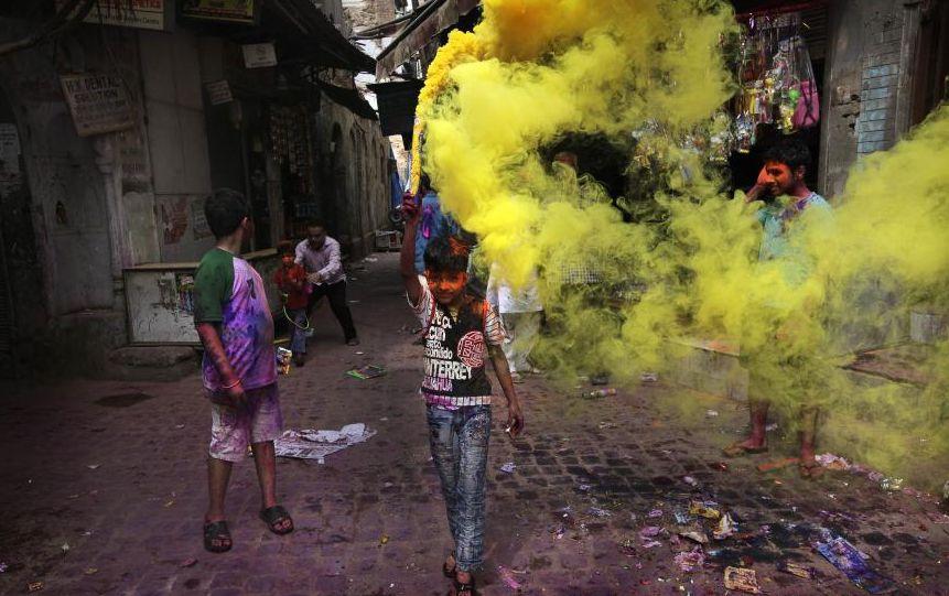 Veselie şi extaz vizual, într-o lume gri. Imagini senzaţionale de la Festivalul Holi al Culorilor 201228