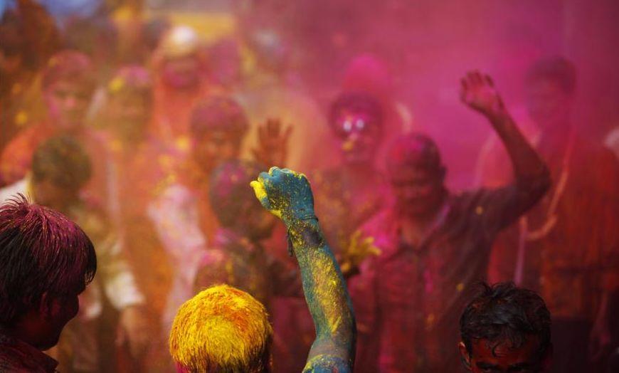 Veselie şi extaz vizual, într-o lume gri. Imagini senzaţionale de la Festivalul Holi al Culorilor 201229
