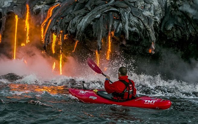Imagini spectaculoase din râul de lavă. Trei bărbaţi au sfidat moartea şi s-au apropiat de cel mai activ vulcan din lume