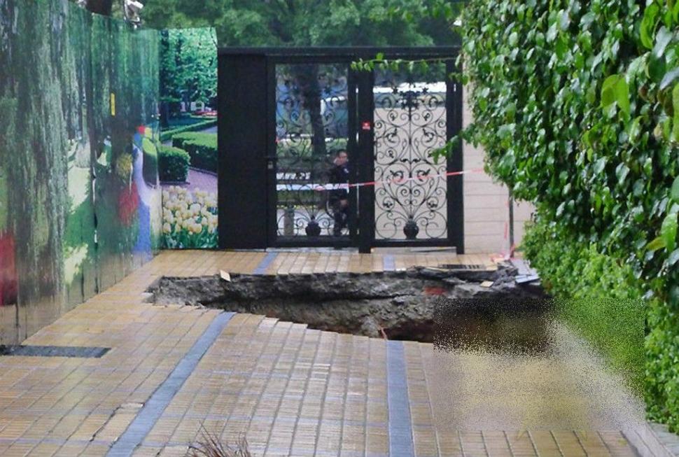 S-a întâmplat în câteva secunde, iar un om a fost pur şi simplu ÎNGHIŢIT. Fenomenul periculos care s-a întâmplat în China 201434