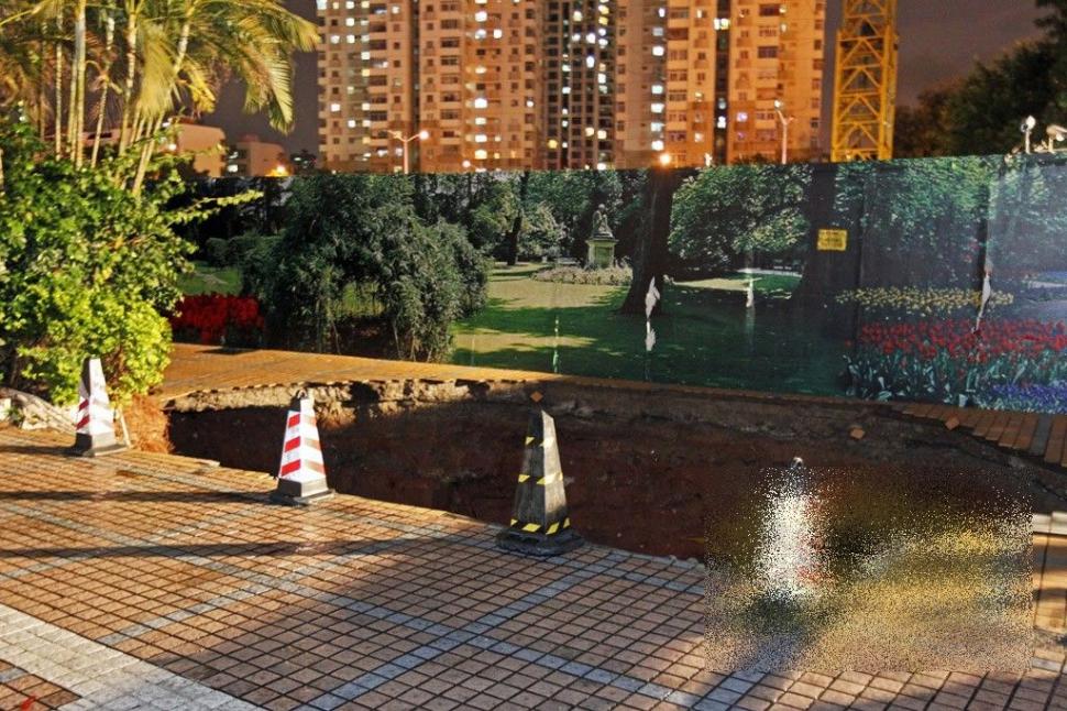 S-a întâmplat în câteva secunde, iar un om a fost pur şi simplu ÎNGHIŢIT. Fenomenul periculos care s-a întâmplat în China 201436