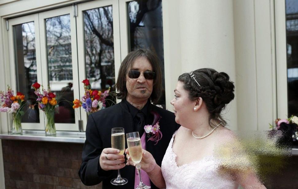 Cum a reacţionat preotul când aceşti miri au intrat în Biserică. Toţi invitaţii au rămas cu gura căscată când şi-au făcut apariţia 201658