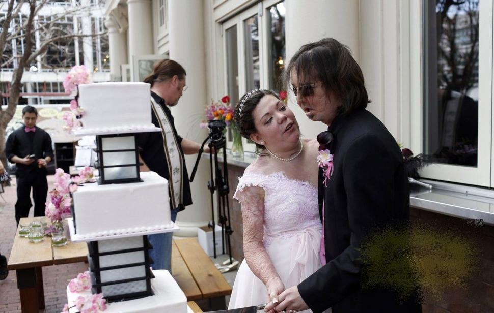 Cum a reacţionat preotul când aceşti miri au intrat în Biserică. Toţi invitaţii au rămas cu gura căscată când şi-au făcut apariţia 201659