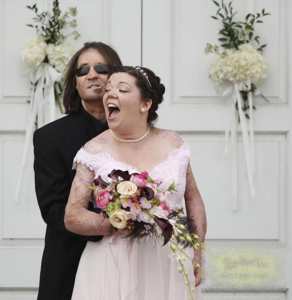 Cum a reacţionat preotul când aceşti miri au intrat în Biserică. Toţi invitaţii au rămas cu gura căscată când şi-au făcut apariţia 201662