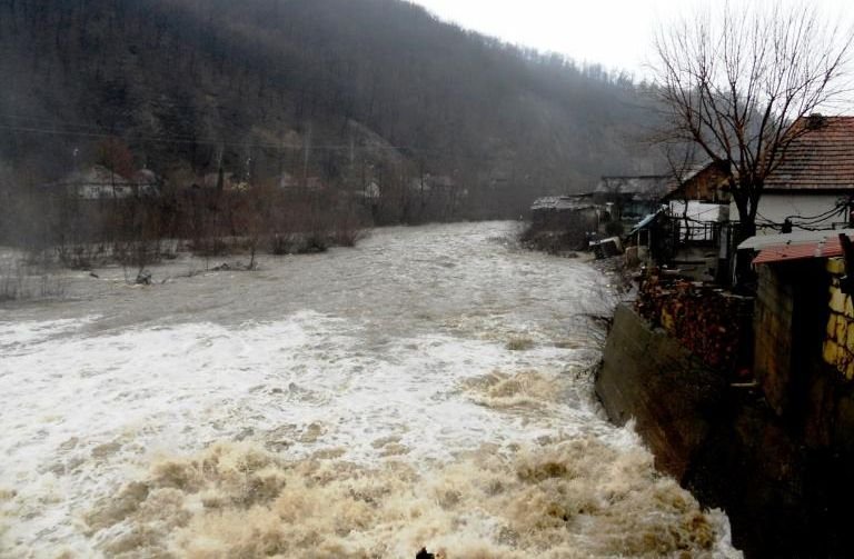14 gospodării din localitatea bistriţeană Parva, afectate de o viitură. O casă a fost distrusă în totalitate