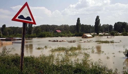 CODUL ROŞU de inundaţii a fost prelungit. Mii de persoane sunt izolate