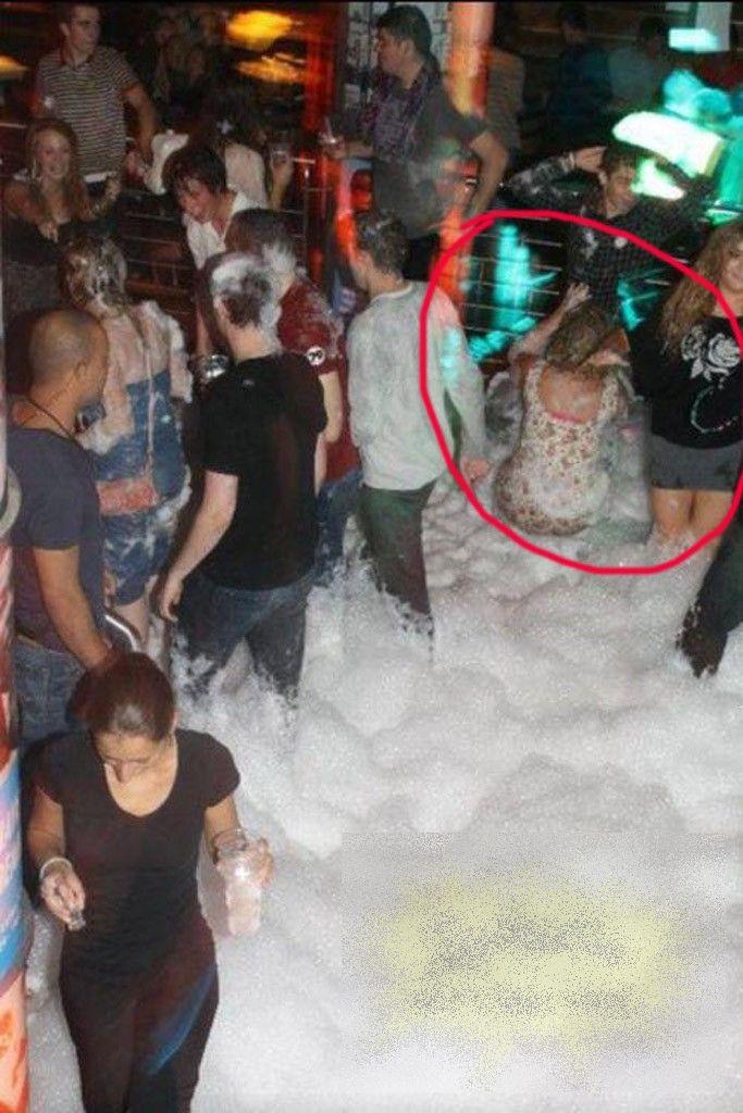 Erau cu gaşca în club, dar nu s-au gândit că vor vedea asta: "Au făcut-o chiar sub ochii noştri" 201829