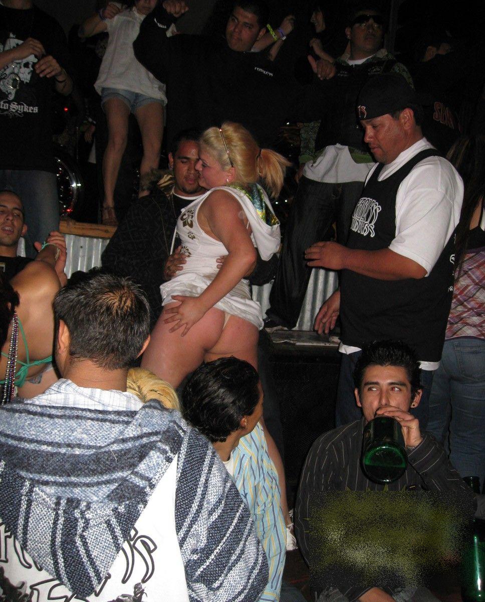 Erau cu gaşca în club, dar nu s-au gândit că vor vedea asta: "Au făcut-o chiar sub ochii noştri" 201830