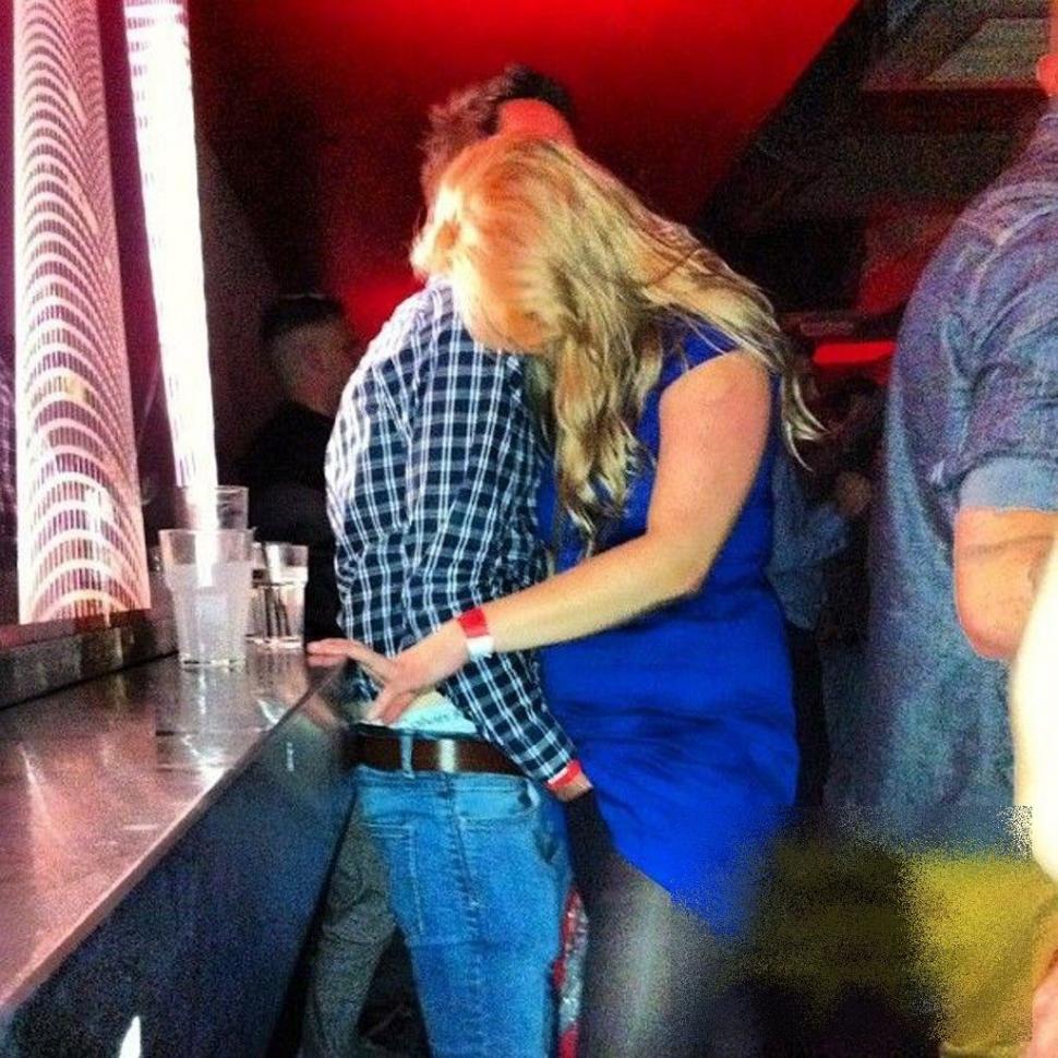 Erau cu gaşca în club, dar nu s-au gândit că vor vedea asta: "Au făcut-o chiar sub ochii noştri" 201832