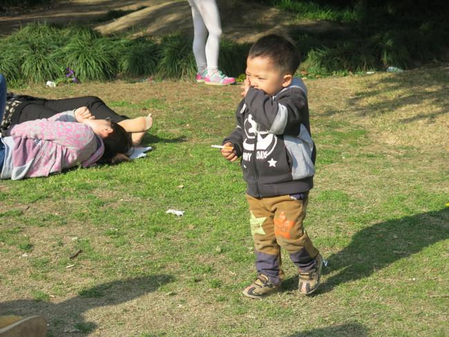 Este cea mai şocantă imagine surprinsă într-un parc. Nimeni nu credea că o mamă poate face asta în văzul tuturor 201847