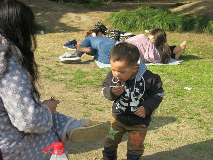 Este cea mai şocantă imagine surprinsă într-un parc. Nimeni nu credea că o mamă poate face asta în văzul tuturor 201848