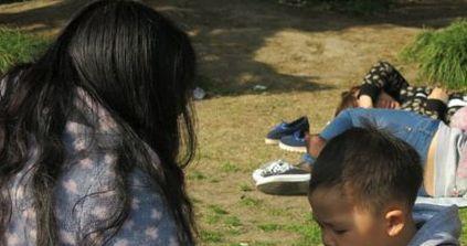 Este cea mai şocantă imagine surprinsă într-un parc. Nimeni nu credea că o mamă poate face asta în văzul tuturor 201849