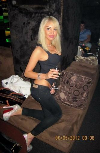 "Femeia asta ne reprezintă ŢARA. Ne face de ruşine!" Ce job are tânăra care bate cluburile în lung şi în lat 201860