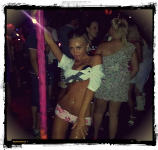 "Femeia asta ne reprezintă ŢARA. Ne face de ruşine!" Ce job are tânăra care bate cluburile în lung şi în lat 201863