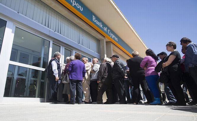 Restricţiile bancare din Cipru se prelungesc