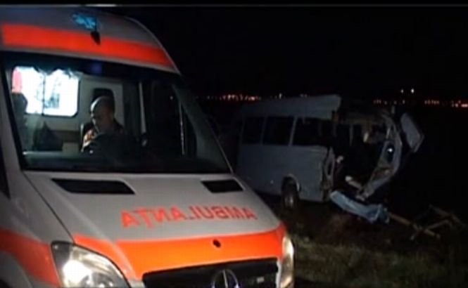Accident de microbuz în Prahova. O femeie a murit şi alte cinci persoane au ajuns la spital