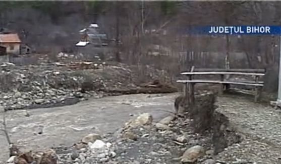 România inundată: Drumuri surpate şi poduri luate de ape, în Bihor şi Vrancea