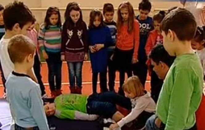 Şcolarii din Bucureşti au primit lecţii de prim ajutor de la bodyguarzi 