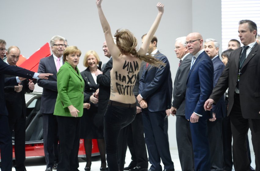 Cu sânii goi în faţa lui Putin. Preşedintele Rusiei a fost atacat de activistele Femen