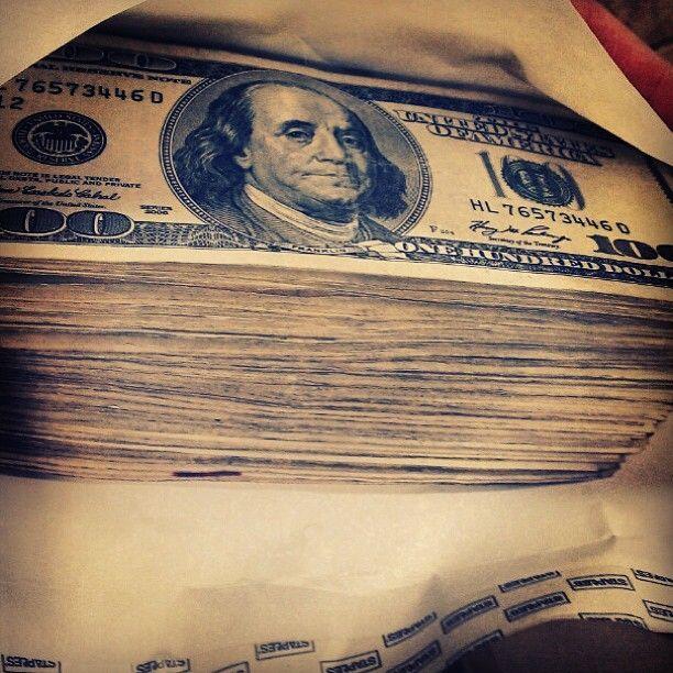 El este cocalarul suprem! Aruncă cu banii pe nimicuri şi se spală doar cu apă minerală scumpă 202494