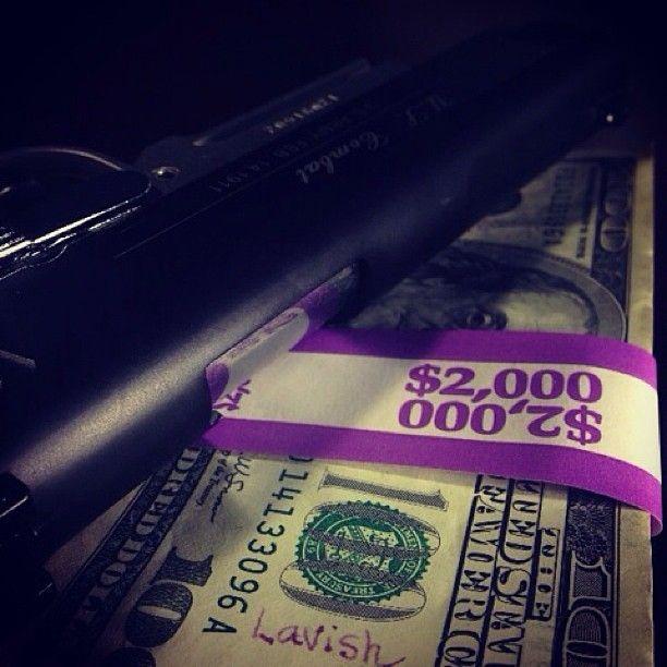 El este cocalarul suprem! Aruncă cu banii pe nimicuri şi se spală doar cu apă minerală scumpă 202495