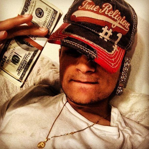 El este cocalarul suprem! Aruncă cu banii pe nimicuri şi se spală doar cu apă minerală scumpă 202497