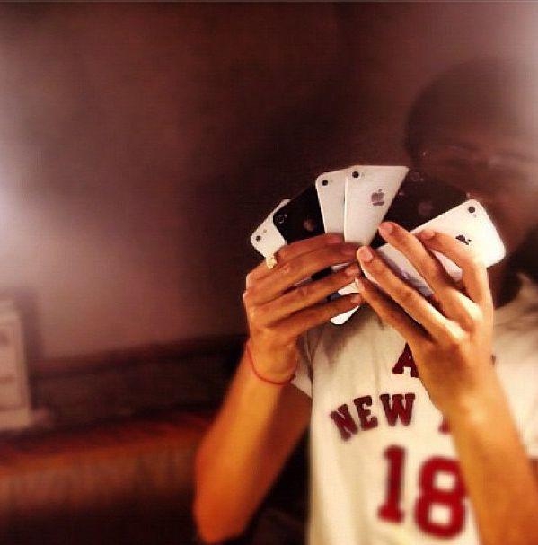 El este cocalarul suprem! Aruncă cu banii pe nimicuri şi se spală doar cu apă minerală scumpă 202498