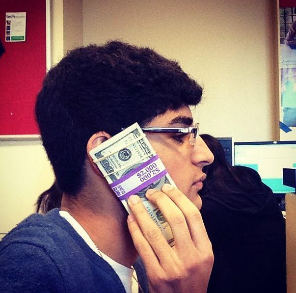 El este cocalarul suprem! Aruncă cu banii pe nimicuri şi se spală doar cu apă minerală scumpă 202500