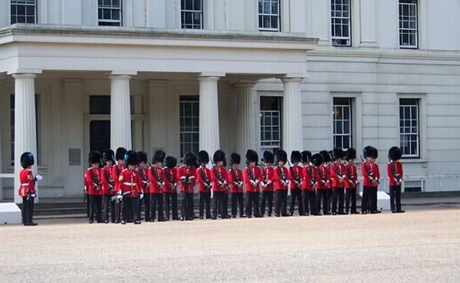 Regimentul de gardă al reginei Marii Britanii suferă de scabie