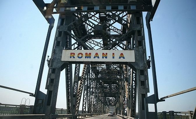 TOATE maşinile de peste 7.5 tone au INTERZIS pe podul care leagă România de Bulgaria. Motivul este uimitor