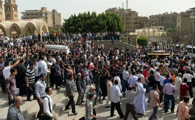 Violenţe între creştinii şi musulmanii egipteni. Un mort şi peste 60 de răniţi la Cairo