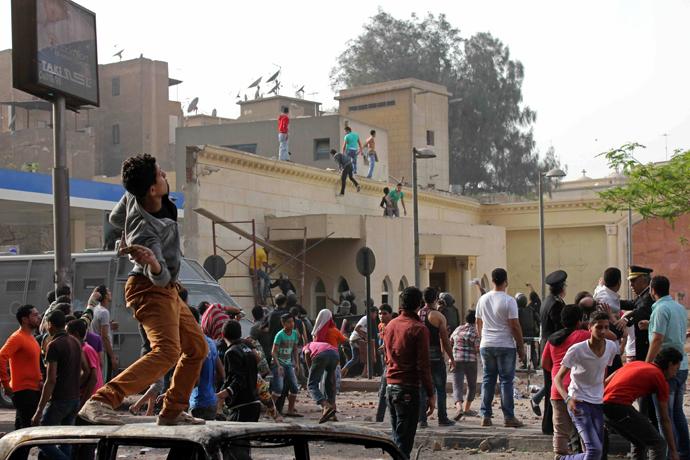 Violenţe între creştinii şi musulmanii egipteni. Un mort şi peste 60 de răniţi la Cairo 202484