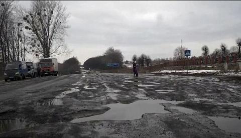 Craterele în asfalt au &quot;răsărit&quot;. Restricţii de viteză pe DN7 din cauza gropilor