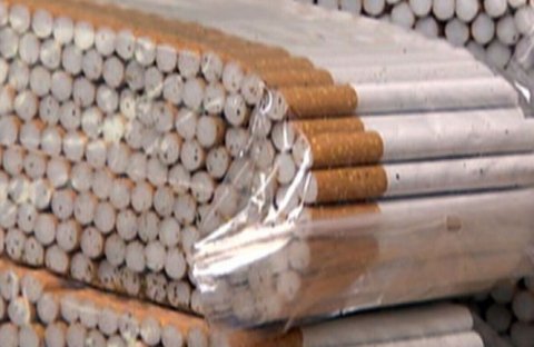 Mii de ţigări de contrabandă au fost găsite în curtea unui ieşean, la groapa de gunoi