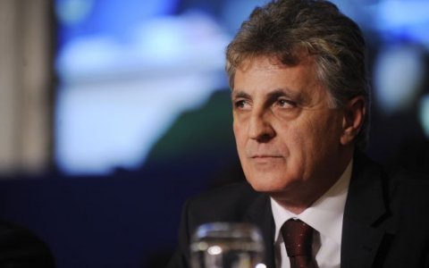 Ministrul Apărării, Mircea Duşa, vrea să exporte armament românesc în Afganistan