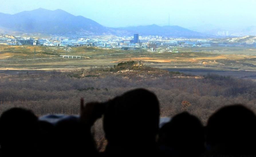 Val de turişti în &quot;zona demilitarizată&quot; dintre cele două Corei, în ciuda &quot;profeţiilor&quot; apocaliptice ale Phenianului