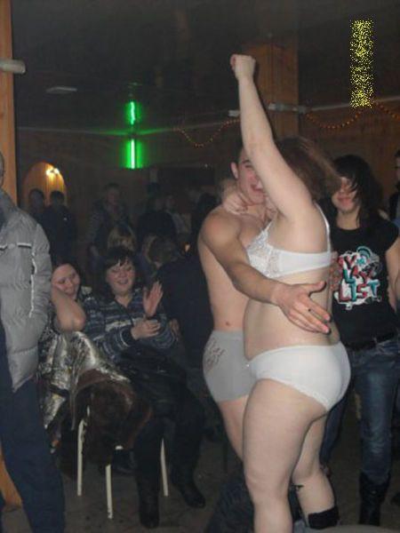 Au ajuns să o facă în faţa a sute de persoane, în discotecă. "Locul acesta îţi ia minţile. Nu credeam că sunt în stare de aşa ceva" 203167