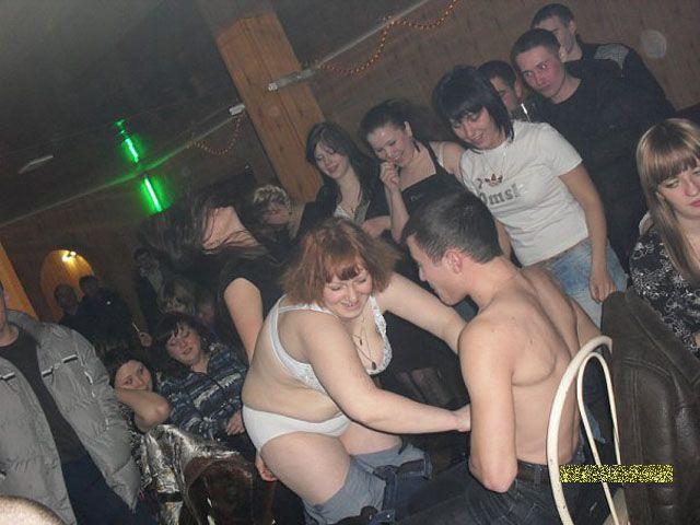 Au ajuns să o facă în faţa a sute de persoane, în discotecă. "Locul acesta îţi ia minţile. Nu credeam că sunt în stare de aşa ceva" 203168