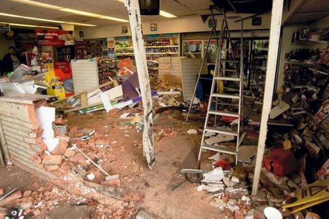 "Băiatul mamei" a comis-o cât toate şoferiţele la un loc. Ce s-a mai ales din maşina condusă de el 203176