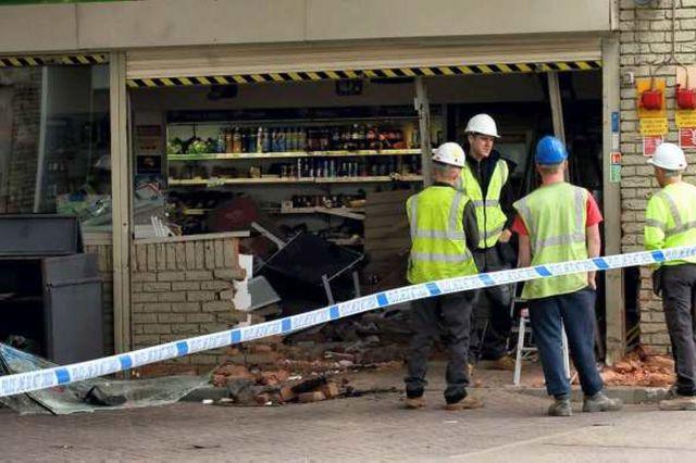 "Băiatul mamei" a comis-o cât toate şoferiţele la un loc. Ce s-a mai ales din maşina condusă de el 203177