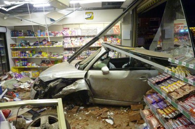 "Băiatul mamei" a comis-o cât toate şoferiţele la un loc. Ce s-a mai ales din maşina condusă de el 203178