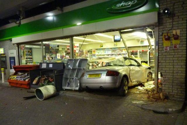 "Băiatul mamei" a comis-o cât toate şoferiţele la un loc. Ce s-a mai ales din maşina condusă de el 203179