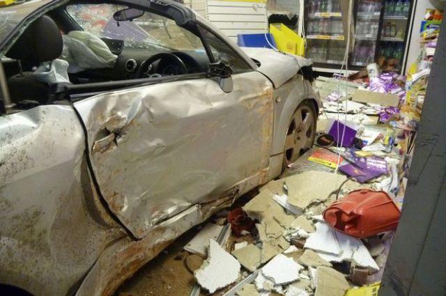 "Băiatul mamei" a comis-o cât toate şoferiţele la un loc. Ce s-a mai ales din maşina condusă de el 203181